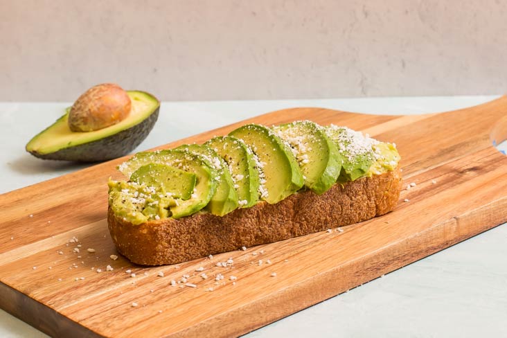 Bread topped with avocado and salt